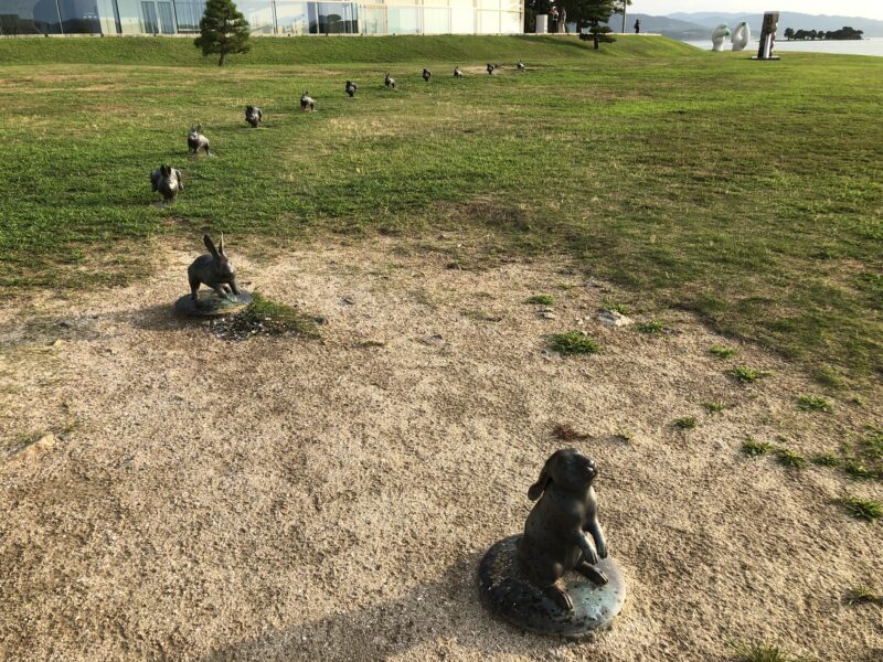 島根県立美術館ウサギのオブジェ